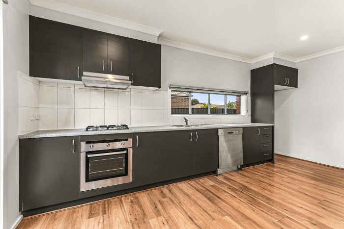 8 Lambourne Ln, Craigieburn VIC 3064, Australia