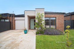 1 Liliane Pl, Lake Gardens VIC 3355, Australia