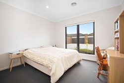 1 Liliane Pl, Lake Gardens VIC 3355, Australia