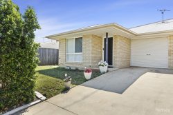 Unit 3/50 Arthur St, Gracemere QLD 4702, Australia