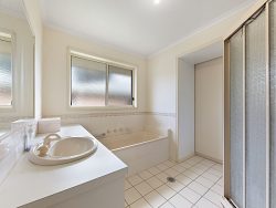 1/129 Hovell St, Howlong NSW 2643, Australia