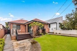 39 Arinya St, Kingsgrove NSW 2208, Australia