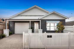 1/114 Isabella St, Geelong West VIC 3218, Australia