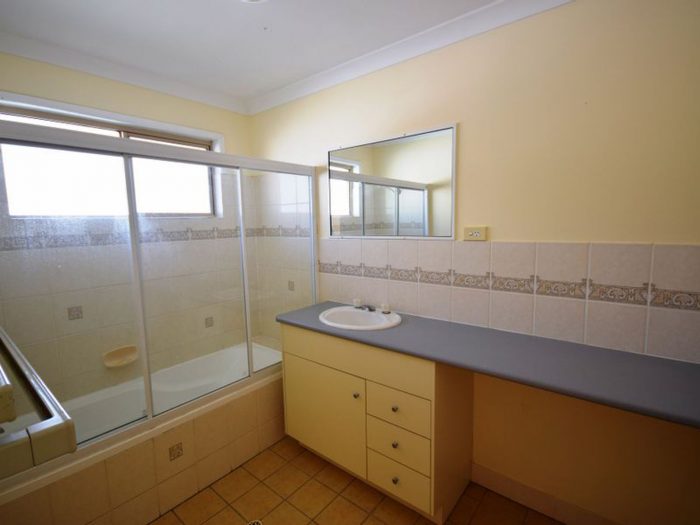 4 Jabiru St, Longreach QLD 4730, Australia