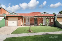 15 Kirwan Ave, Roxburgh Park VIC 3064, Australia