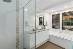 15 Minden Cres, Helensvale QLD 4212, Australia