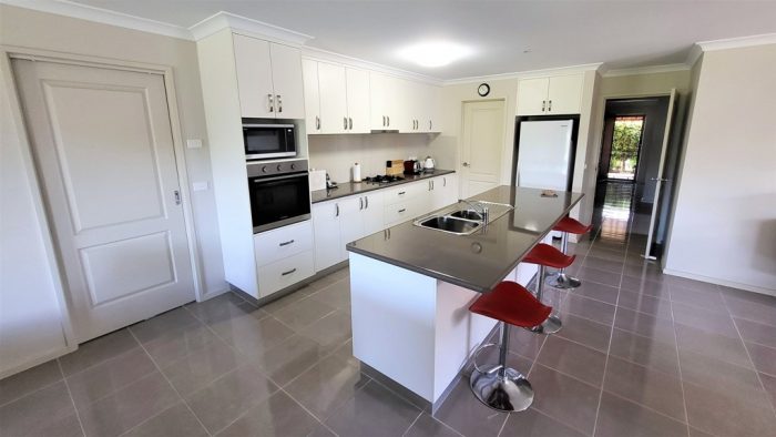 13 Sarah Ct, Howlong NSW 2643, Australia