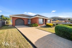 16 Walgett Pl, Glenorchy TAS 7010, Australia