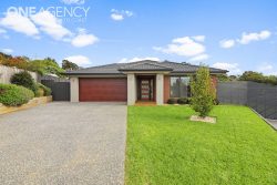 21 Empire Ave, Drouin VIC 3818, Australia