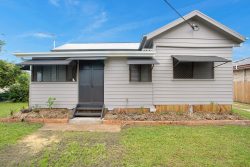 30 Sarina Beach Rd, Sarina QLD 4737, Australia