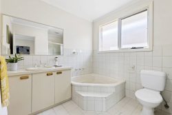 Unit 2/123 Beverley St, Doncaster East VIC 3109, Australia