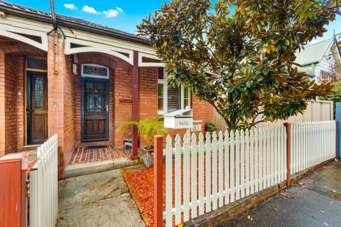 41 Floss St, Hurlstone Park NSW 2193, Australia