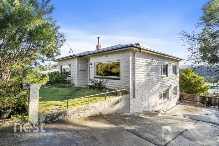 26 Lowanna Rd, Lindisfarne TAS 7015, Australia