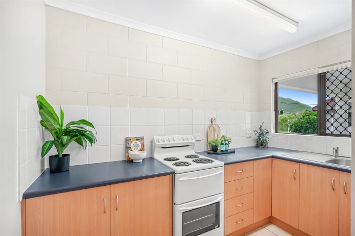 2/110 Windarra St, Woree QLD 4868, Australia