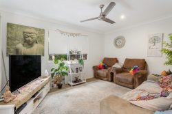 32 Huntley Cres, Redbank Plains QLD 4301, Australia