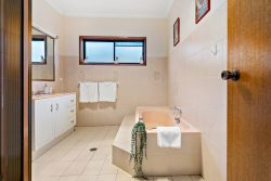 11 Barrenjoey Cl, Woodbine NSW 2560, Australia