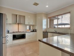 86 Alexandra Way, Table Top NSW 2640, Australia