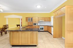 10 Kneale Cl, Edensor Park NSW 2176, Australia