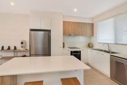 230 Paradise Cct, Maroochydore QLD 4558, Australia