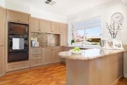 8 Lees Cres, Bellbridge VIC 3691, Australia