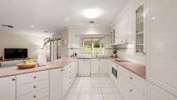 1 Maynet Pl, West Albury NSW 2640, Australia