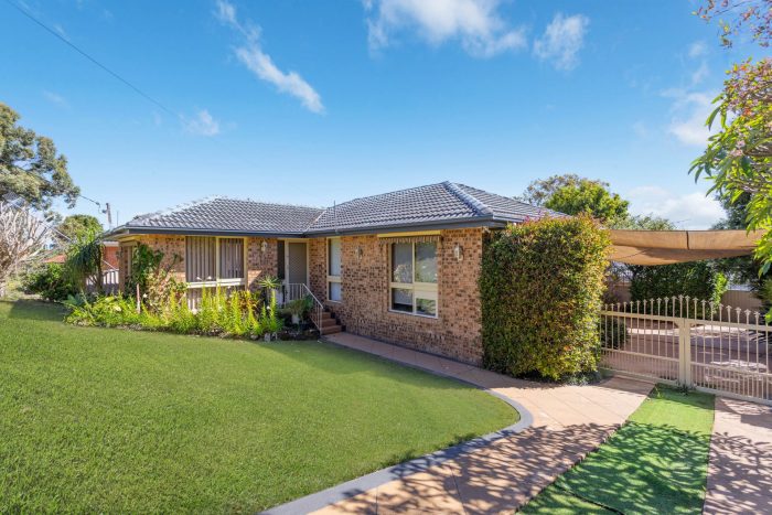 110 Cresthaven Ave, Bateau Bay NSW 2261, Australia