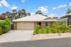 37 Trestrail Cct, Williamstown SA 5351, Australia