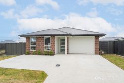 16 Poynton Cl, Turners Beach TAS 7315, Australia