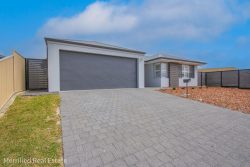 2 Teatree Way, Yakamia WA 6330, Australia