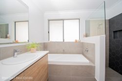 2 Teatree Way, Yakamia WA 6330, Australia