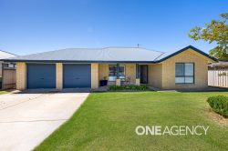 99 Yentoo Dr, Glenfield Park NSW 2650, Australia