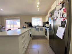 8 Henry Pl, Young NSW 2594, Australia