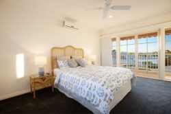 17 Montevideo Dr, Clear Island Waters QLD 4226, Australia