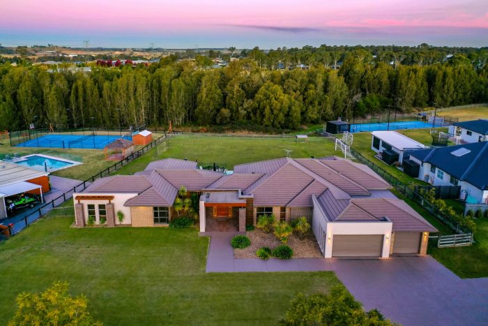 4 Portrush Cres, Luddenham NSW 2745, Australia