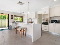 Unit 2/12 Robbins Dr, East Albury NSW 2640, Australia