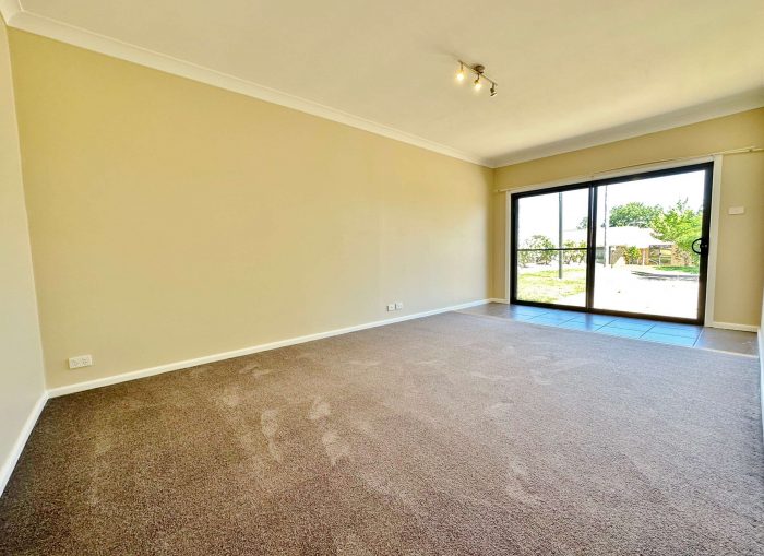 13 Dwyer Drive Young NSW 2594, Australia