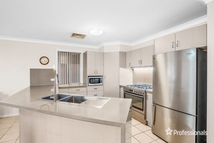 1 Seine Ct, St Clair NSW 2759, Australia