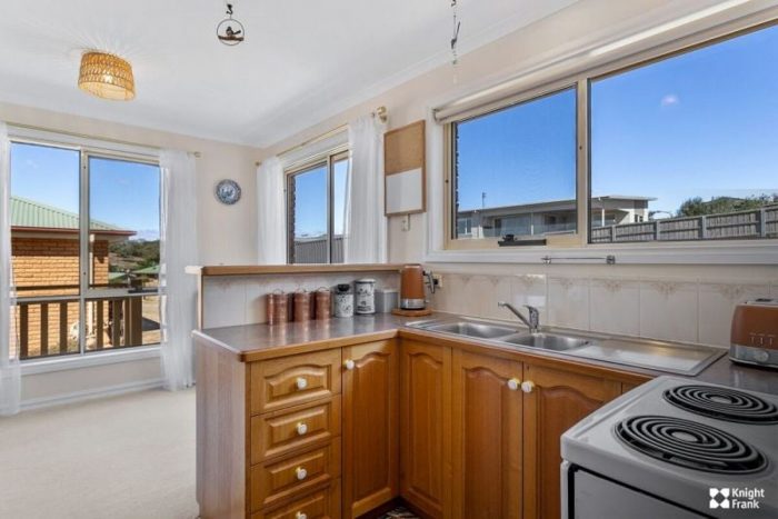 Unit 2/12 Cooks Ct, Swansea TAS 7190, Australia