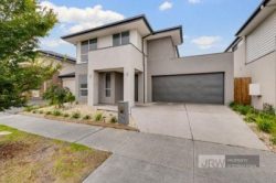 129 Thoroughbred Dr, Clyde North VIC 3978, Australia