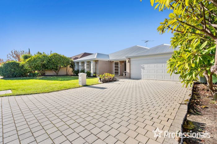 17 Yoondarn Elbow, Wattle Grove WA 6107, Australia