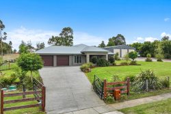 10 Golf View Ct, Drouin VIC 3818, Australia