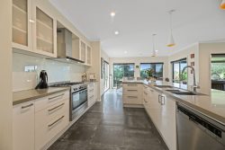 10 Golf View Ct, Drouin VIC 3818, Australia