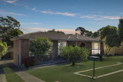 27 Muir Pl, Queanbeyan West NSW 2620, Australia