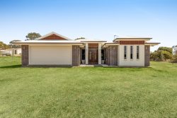 6 Phipps Dr, Meringandan West QLD 4352, Australia