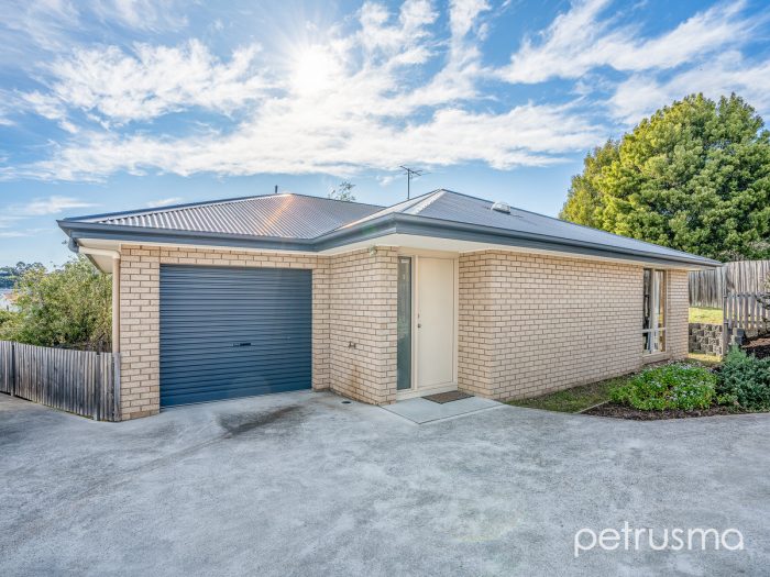 Unit 2/8 Zeehan St, Warrane TAS 7018, Australia