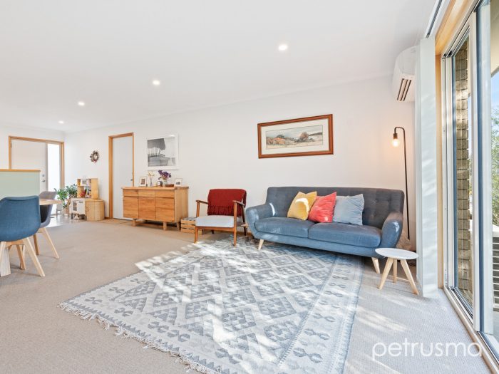 Unit 2/8 Zeehan St, Warrane TAS 7018, Australia