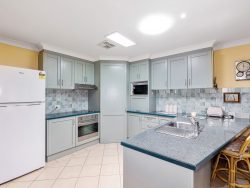 11 Damar Ave, Kootingal NSW 2352, Australia