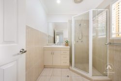 4 Whistler Cl, Heritage Park QLD 4118, Australia