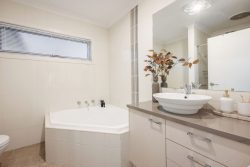 13 Bremer Ave, Leneva VIC 3691, Australia