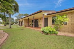 2 Dickens Ave, Ooralea QLD 4740, Australia